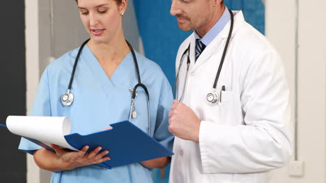 los médicos mirando los documentos