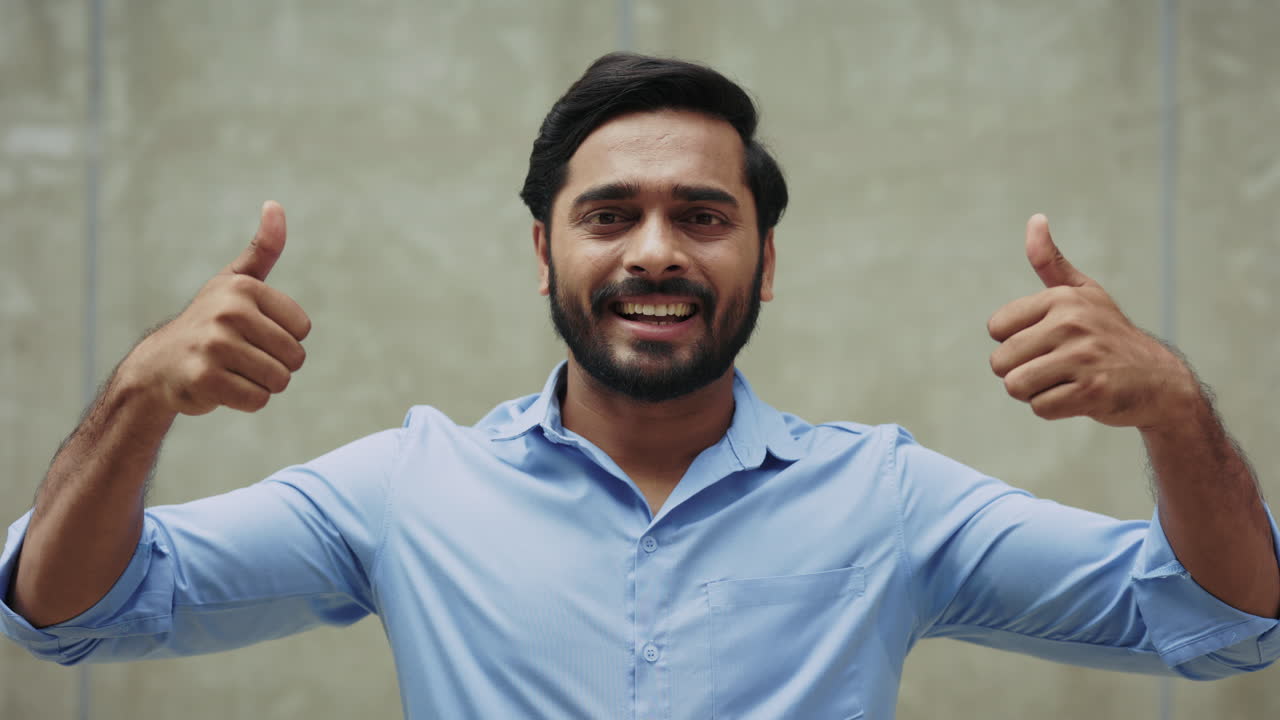 Hombre dando pulgares arriba