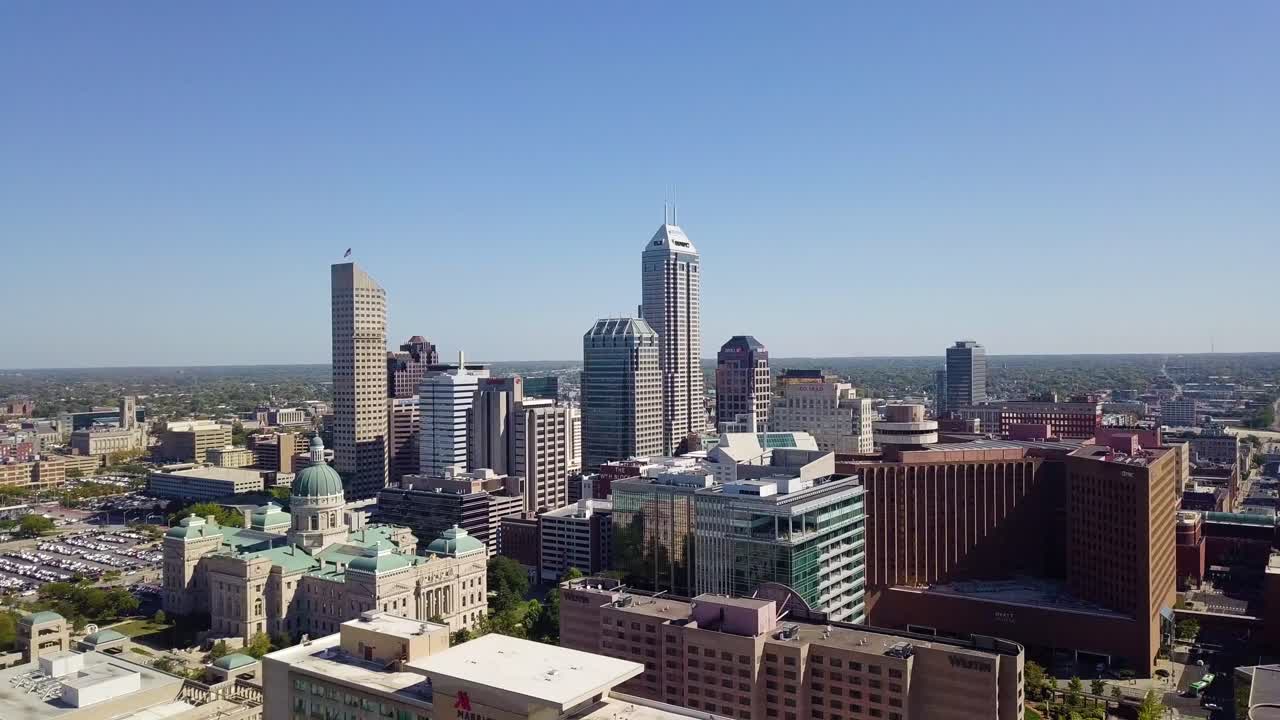 인디애나폴리스 시내 의 큰 초고층 건물 들 의 공중  ⁇ 도 촬영