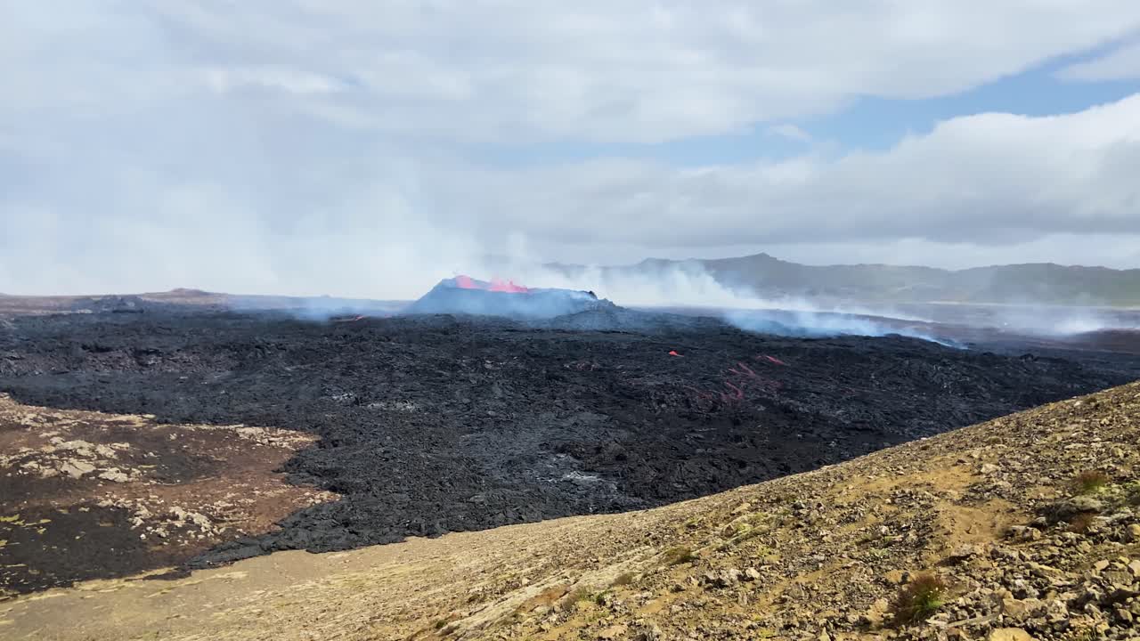 냉각된 검은 용암이 어나오기 전에 빛나는 은 용암 게이시르