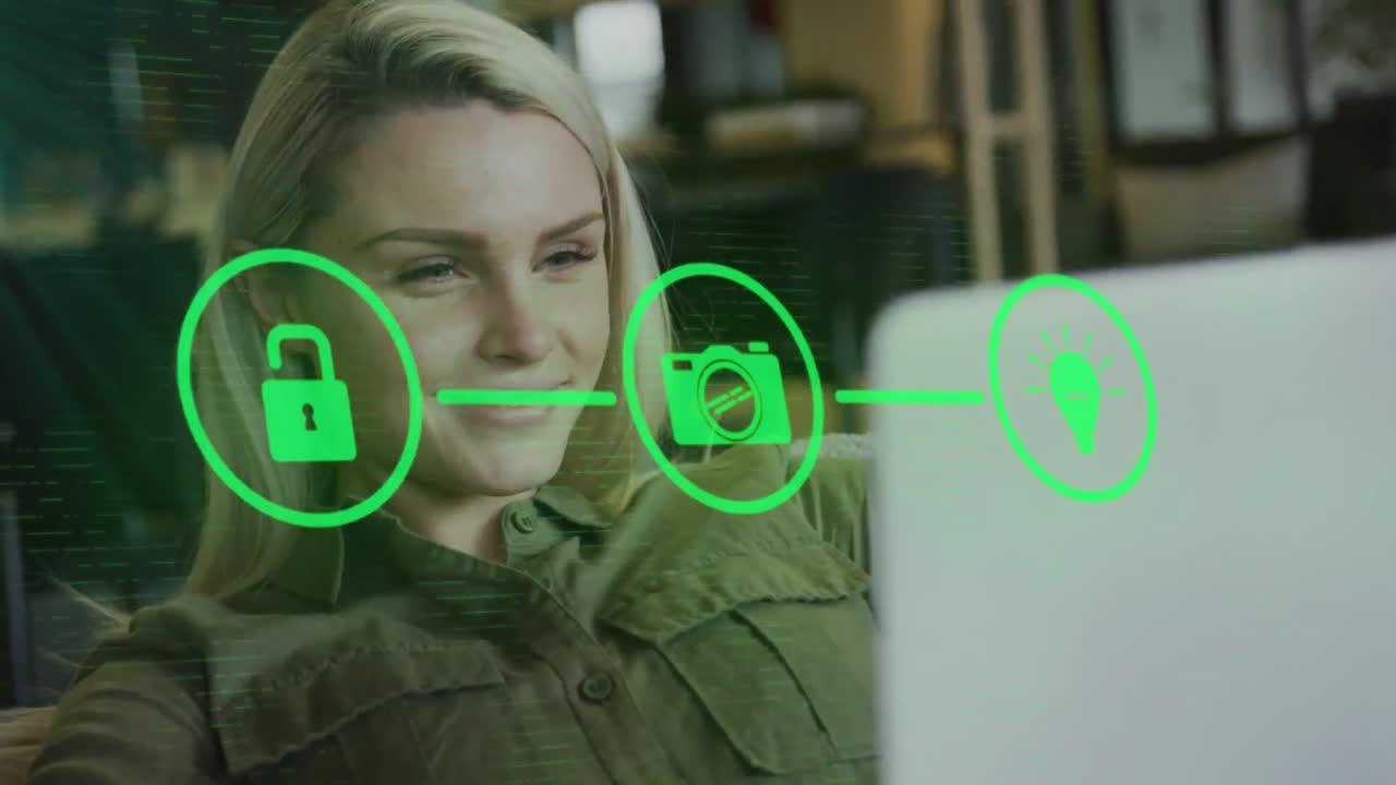animación de iconos y procesamiento de datos sobre mujer de negocios caucásica usando portátil en la oficina.