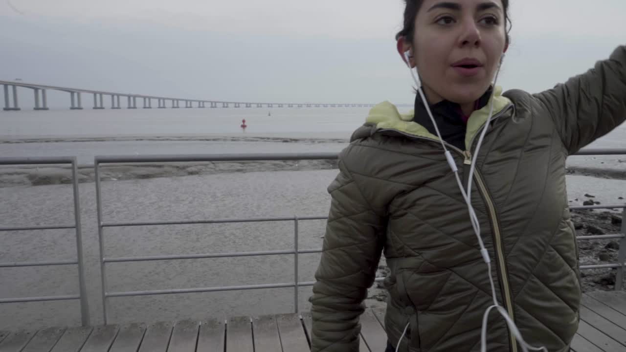 집중 된 힌두인 갈색 여성 운동 전에 따뜻 해