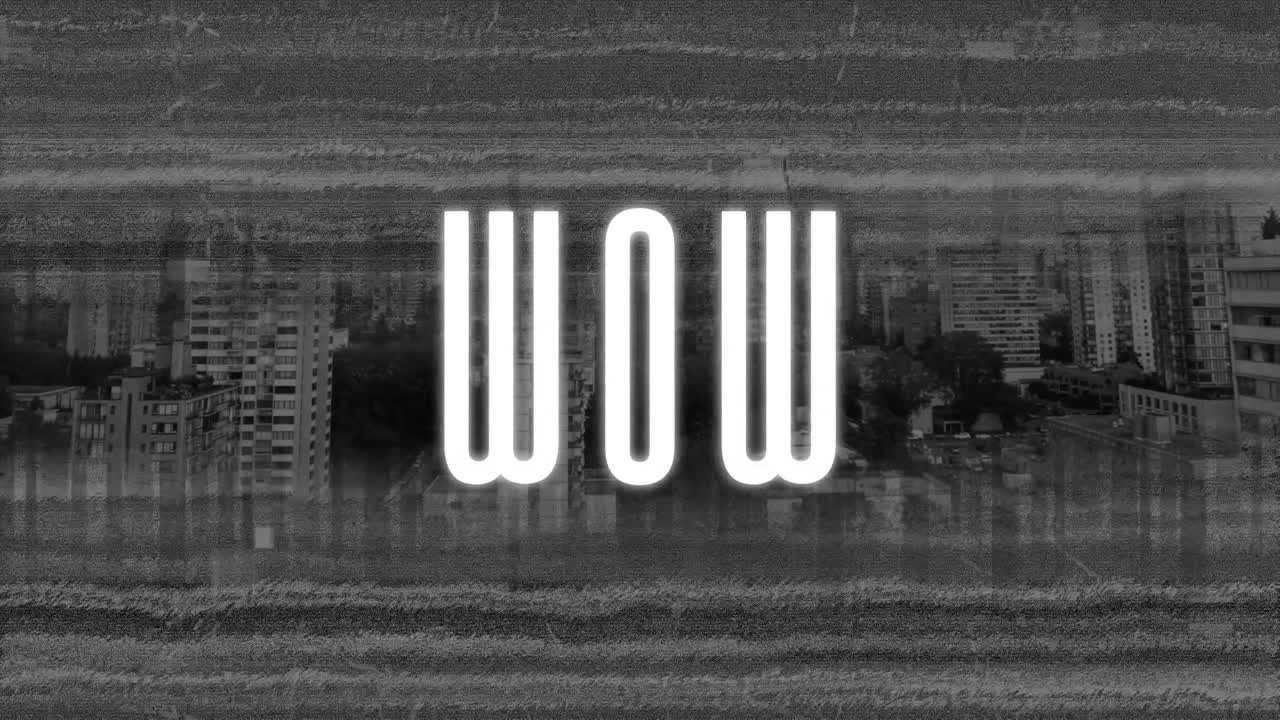 animación de texto wow en blanco sobre la distorsión de la película del paisaje urbano.