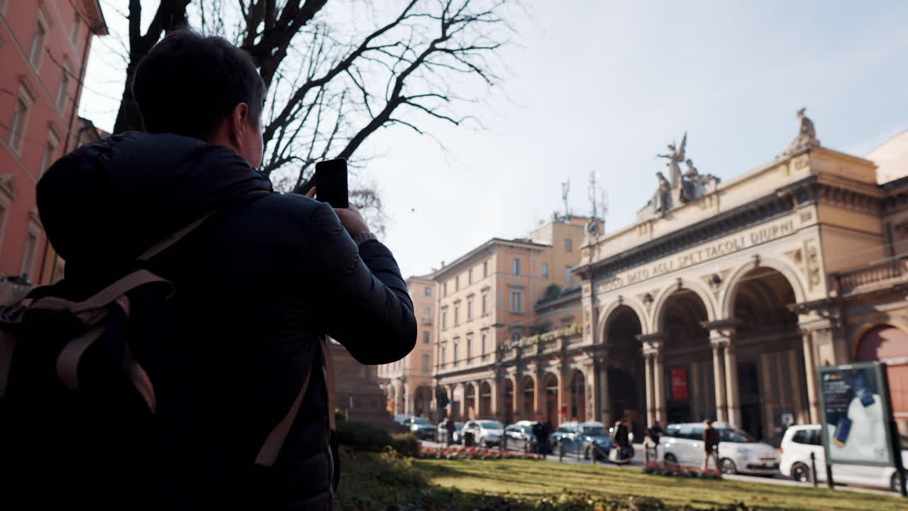 이탈리아 건물 의 사진 을 찍는 관광객