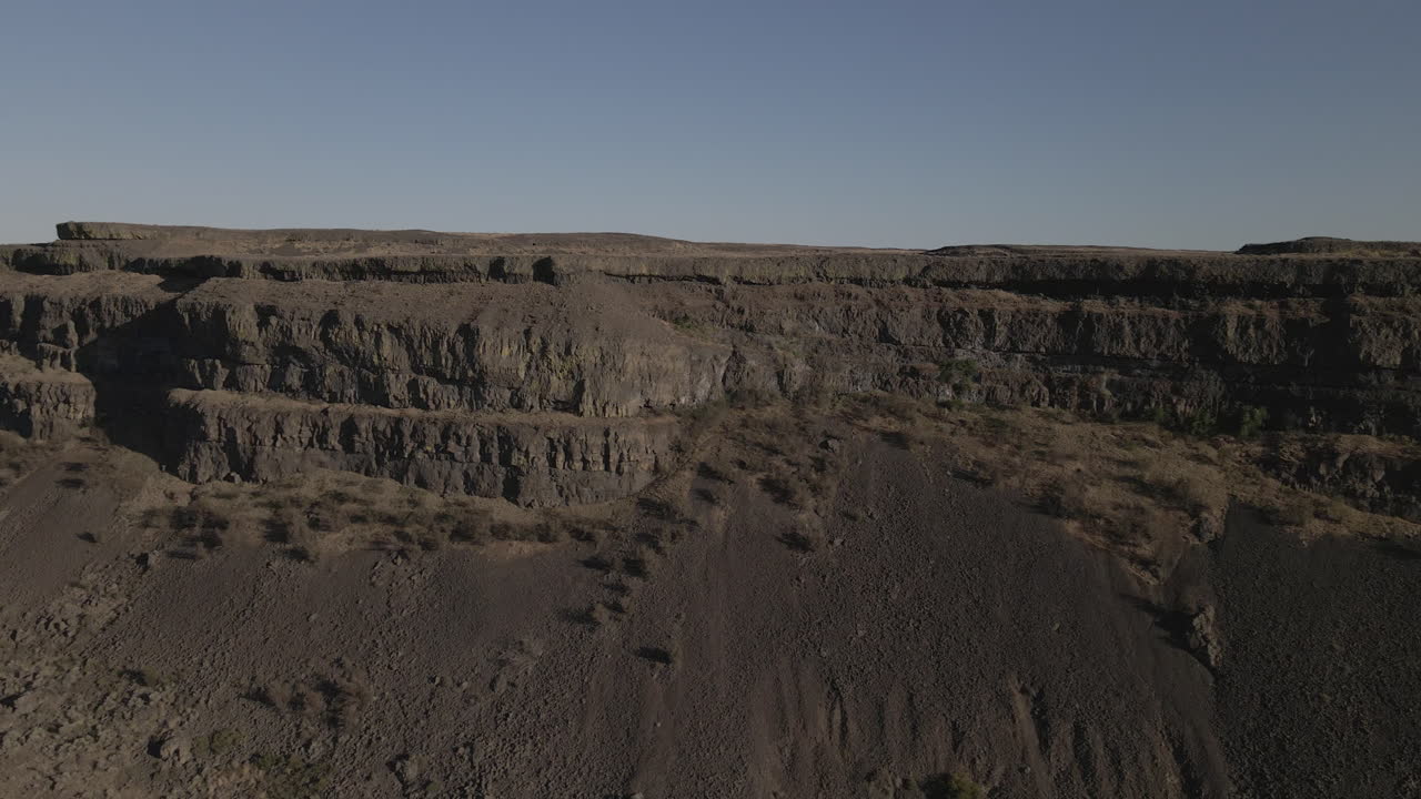 tomada aérea de un avión no tripulado de sun lake dry falls en el lado del acantilado moviéndose hacia los lados