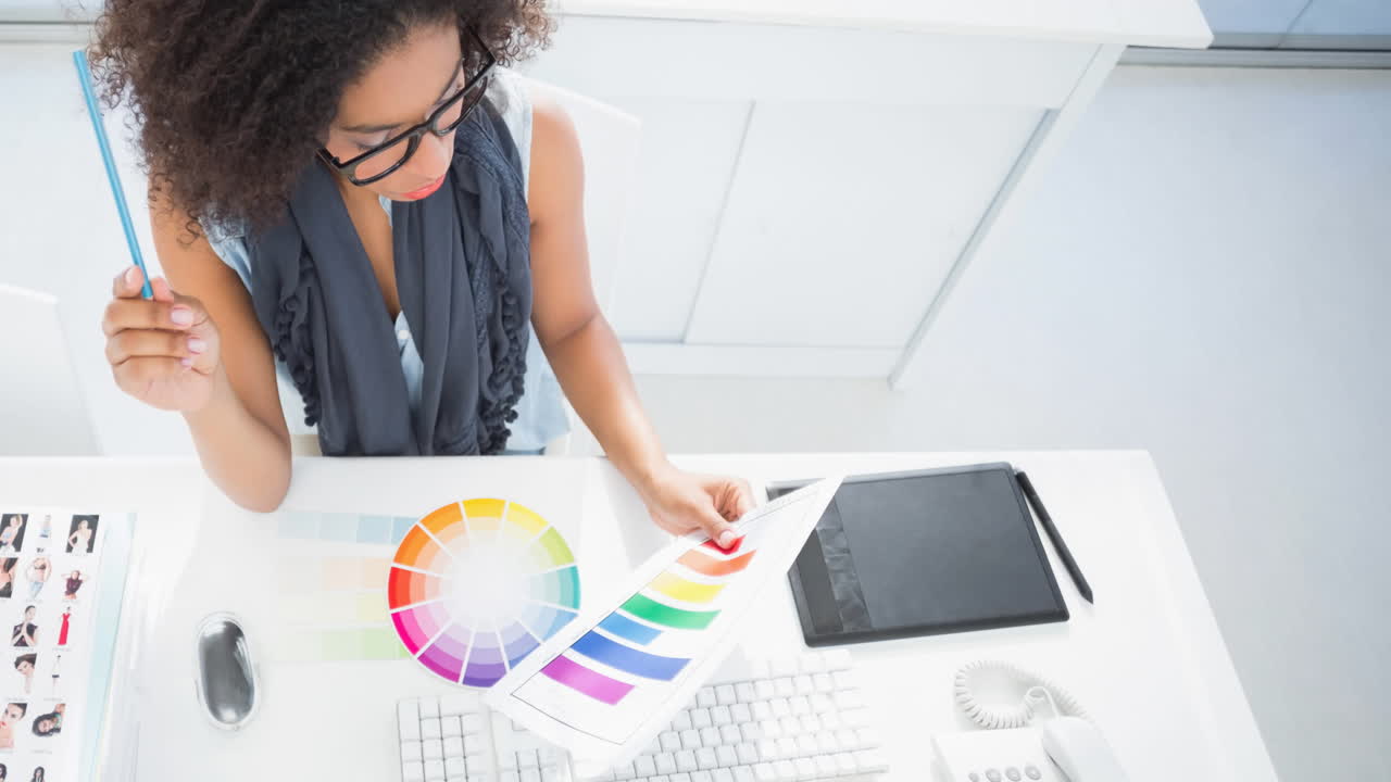 animación de una diseñadora de moda que trabaja en un estudio de moda