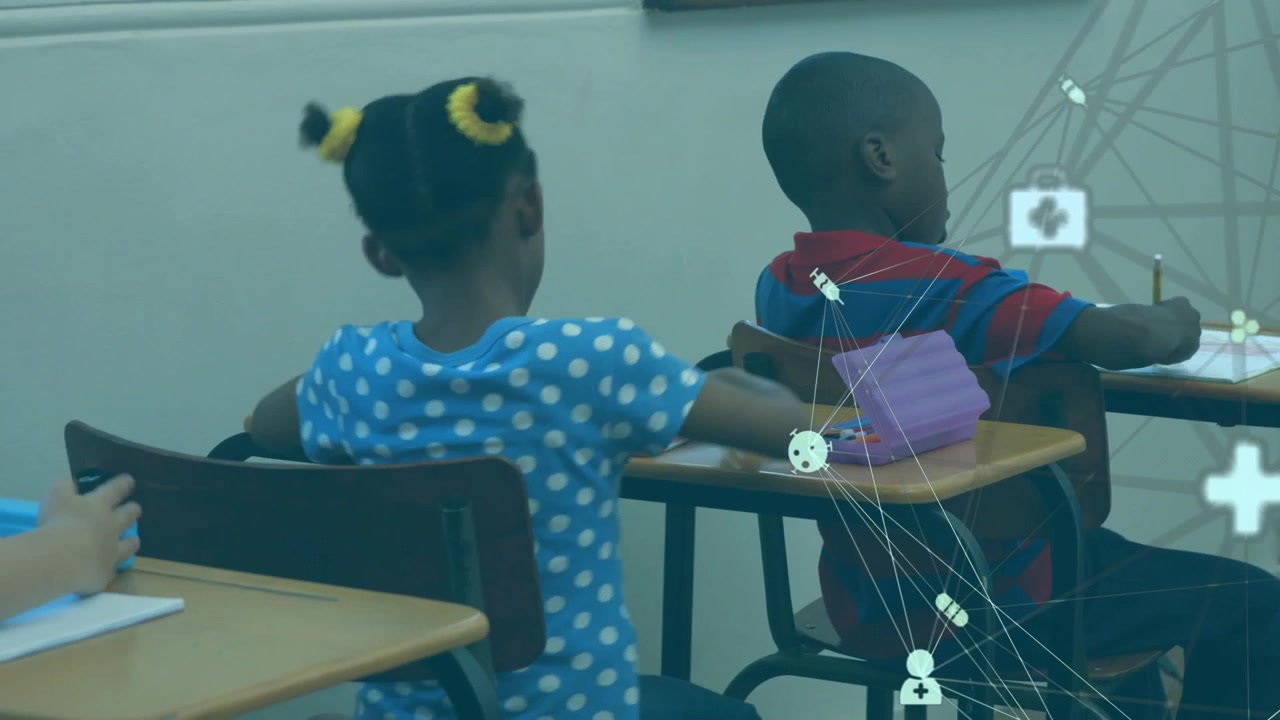 Fille saisissant une feuille de travail, localisant la section des réponses, à côté d'un garçon écrivant en classe avec une superposition de réseau.