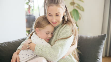 Amor,-Mamá-Y-Niña-Se-Abrazan-Con-Una-Sonrisa-O-Uniendo-Lazos