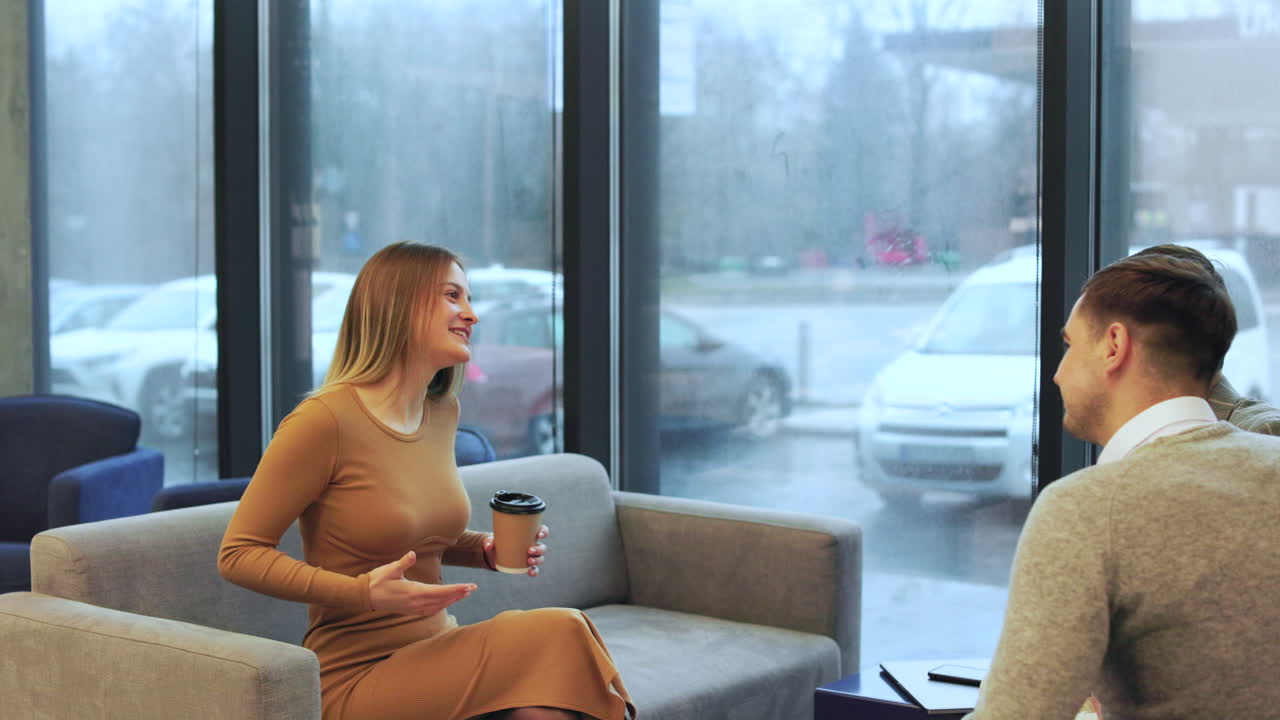 휴식시간에 이야기하는 동료들