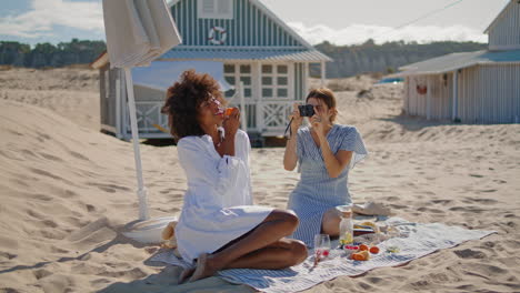 Fröhliche-Mädchen,-Die-Am-Sandstrand-Fotos-Machen.-Glückliches-LGBT-Paar-Genießt-Den-Urlaub