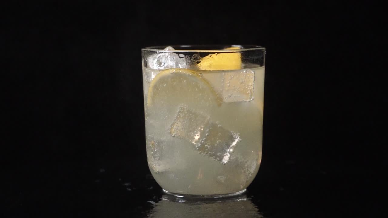 deliciosa limonada dando vueltas con fondo negro