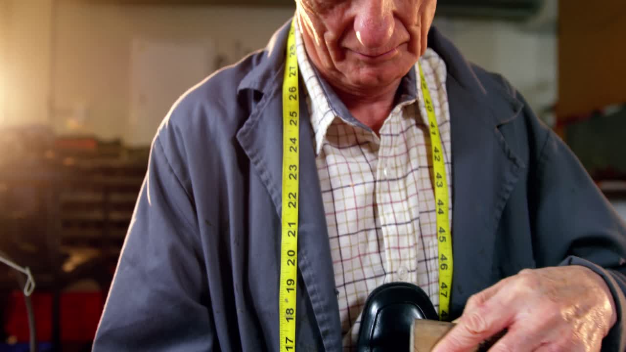 신발 을  ⁇ 는 신발 제작자