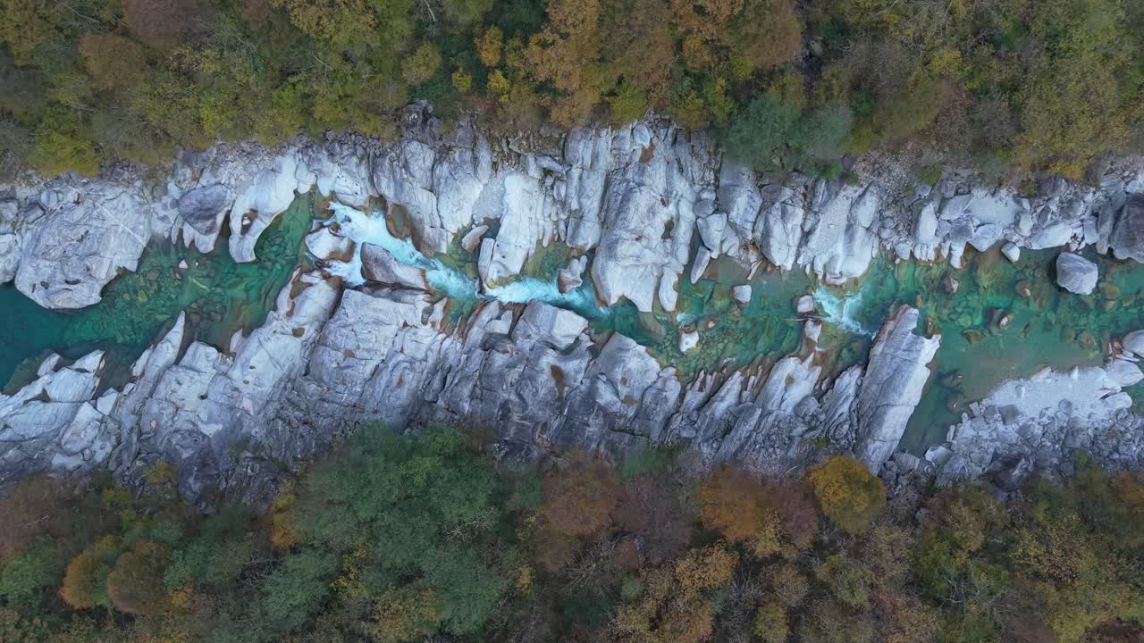 Ripresa con drone del limpido fiume Verzasca che scorre attraverso le Alpi svizzere