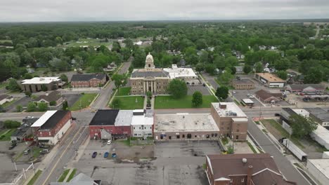 Innenstadt-Von-Corunna,-Michigan,-Mit-Kreisförmigem-Drohnenvideo