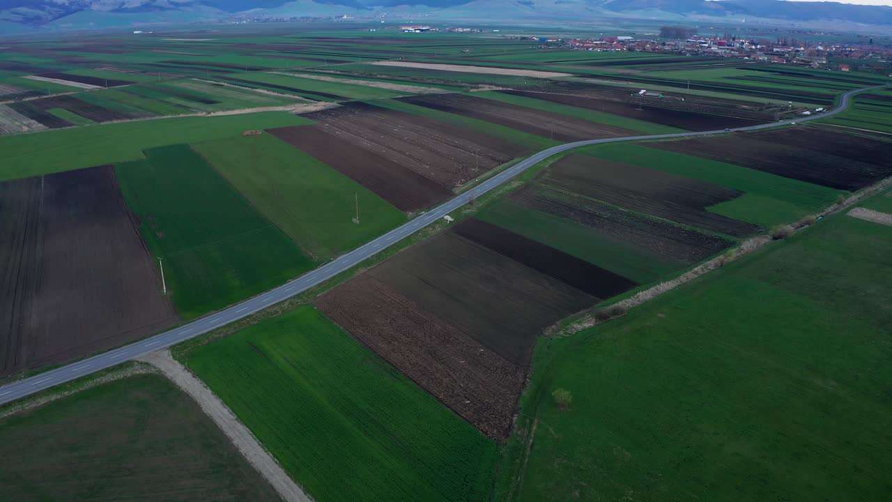 aero - campos cultivados y las montañas harghita, rumania, toma amplia