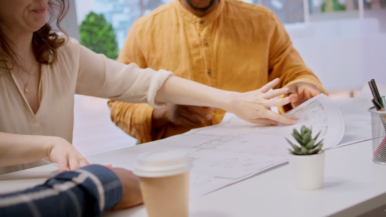 agente inmobiliario y clientes que exploran el potencial financiero de una propiedad urbana