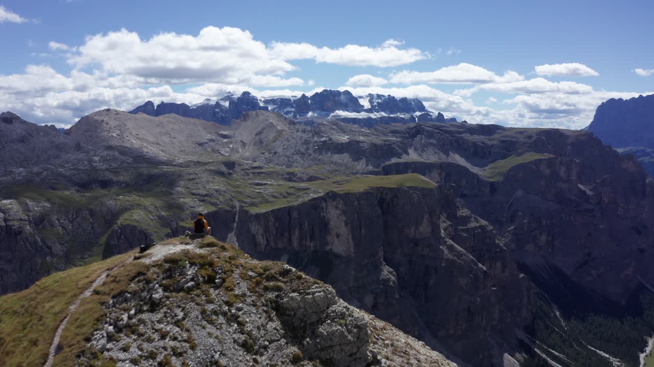 우르티예이, 사우스 티롤, 이탈리아 알프스, 돌로미티, 이탈리아의 세세다 산봉우리 - 공중 드론 보기