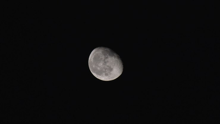 Uma bela paisagem de uma lua cercada por céu escuro no Canadá - Plano Estável