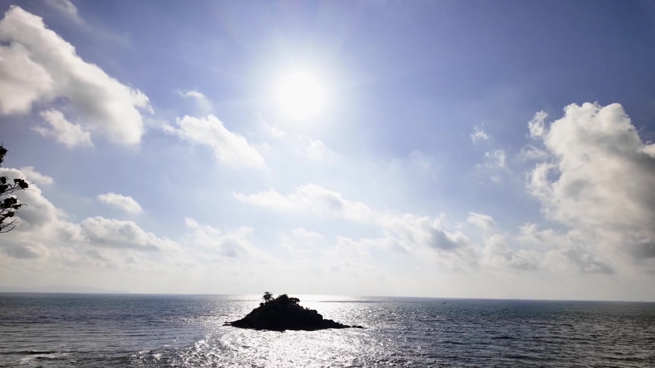 A Cong vien Nginh Phong a Vung Tau, Vietnam, i visitatori godono della vista sull'oceano e su una piccola isola. Le persone passeggiano lungo i sentieri e ammirano l'ambiente naturale durante il giorno.