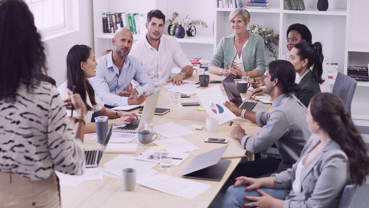 un grupo de empresarios que tienen una reunión