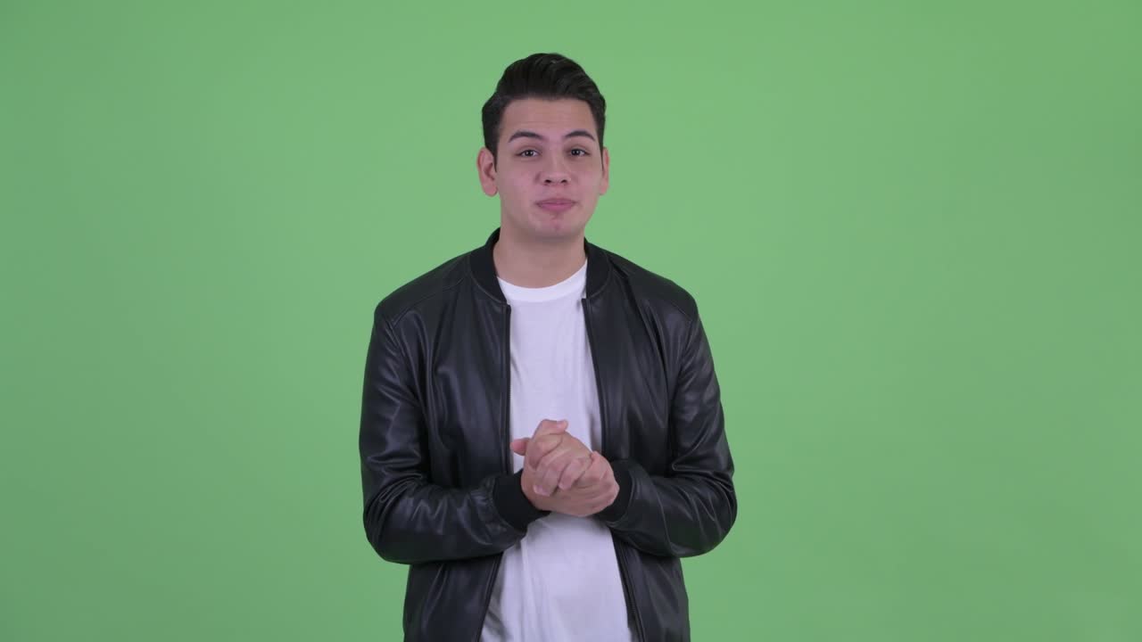 가죽 재을 입은 젊은 잘생긴 다민족 남자