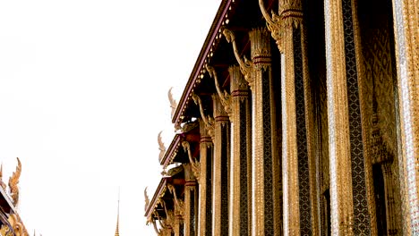 vista detallada del intrincado diseño de wat phra kaew
