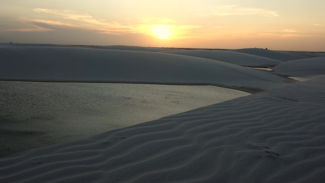 atardecer idílico en lagunas de agua dulce en dunas de arena de brasil