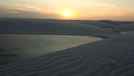 Atardecer-Idílico-En-Lagunas-De-Agua-Dulce-En-Dunas-De-Arena-De-Brasil