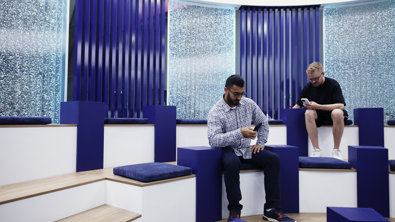 현대적인 인테리어 디자인에서 스마트폰을 사용하는 남자들