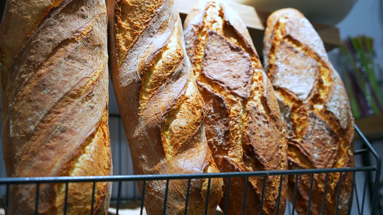 Baguette dorate e croccanti appena sfornate in esposizione.