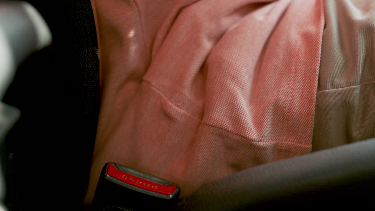 안전벨트를 착용하는 남자