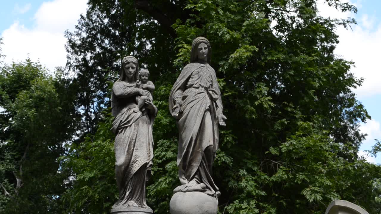 Due donne, una con il bambino. Leopoli, Ucraina. Cimitero di Lychakiv, il complesso storico e commemorativo (dal 1991) a Leopoli nel quartiere storico di Lychakiv, uno dei cimiteri più antichi dell'Ucraina