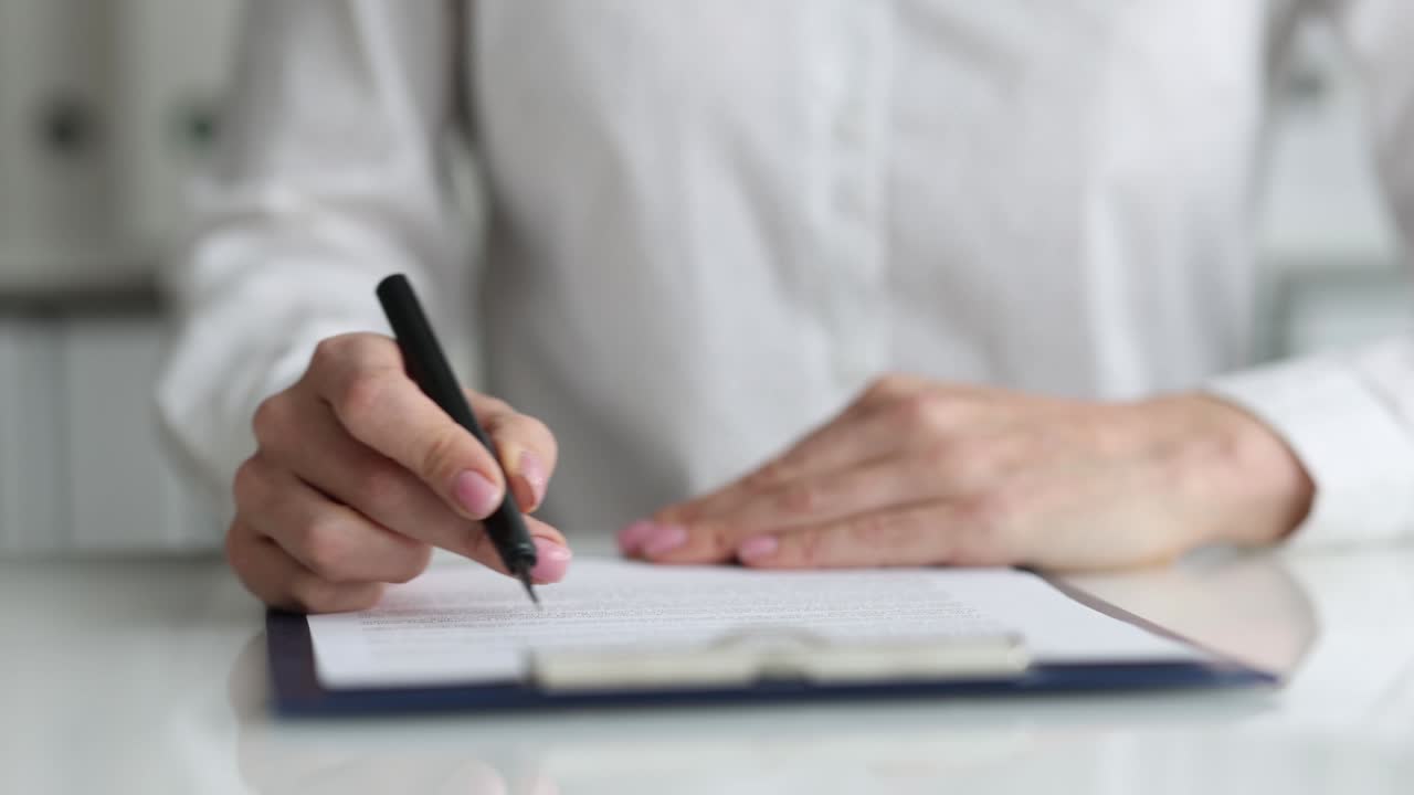 mujer de negocios examina el contrato comercial y firma