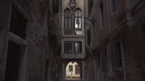 tiro inclinado hacia abajo de la estrecha calle histórica en venecia, italia