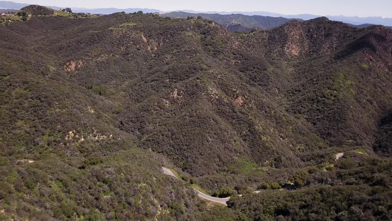 vista aérea de 4k de las montañas de santa mónica en un día cálido en el sur de california