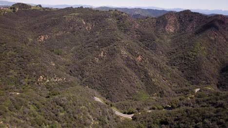 Vista-Aérea-De-4k-De-Las-Montañas-De-Santa-Mónica-En-Un-Día-Cálido-En-El-Sur-De-California