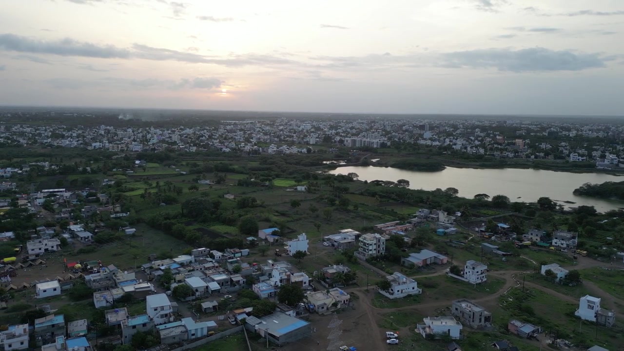 Ripresa panoramica con drone del paesaggio lussureggiante di Pandharpur