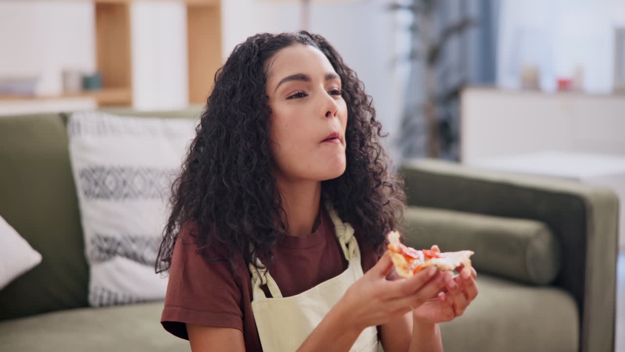 mujer comiendo pizza en casa