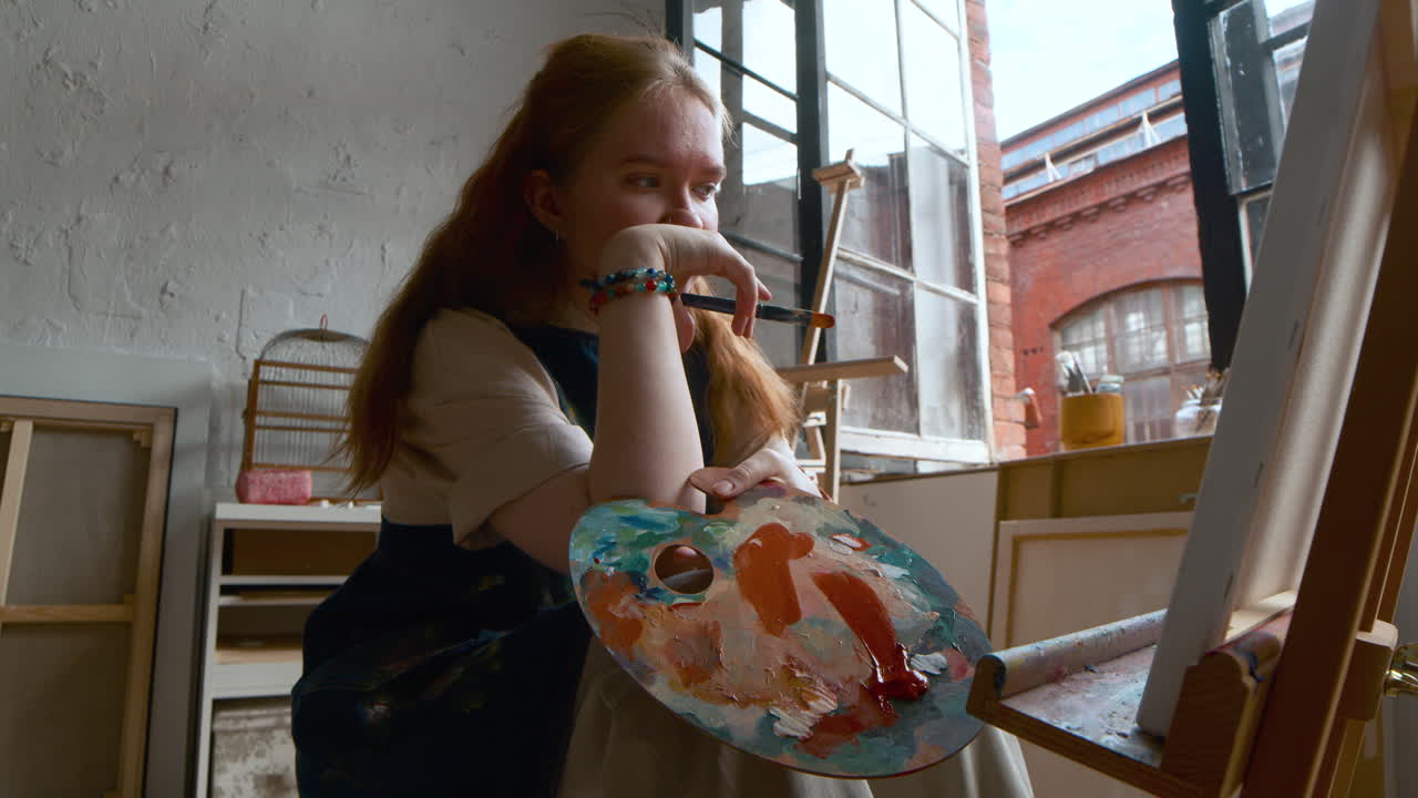 캔버스에 그림을 그리는 예술가