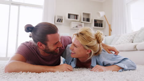 Retrato-De-Una-Pareja-Tumbada-En-Una-Alfombra-En-El-Salón-De-Casa-Filmada-En-Cámara-Lenta