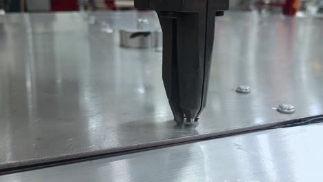 operación de fabricación llamada tornillos de perforación de flujo, vista de cerca