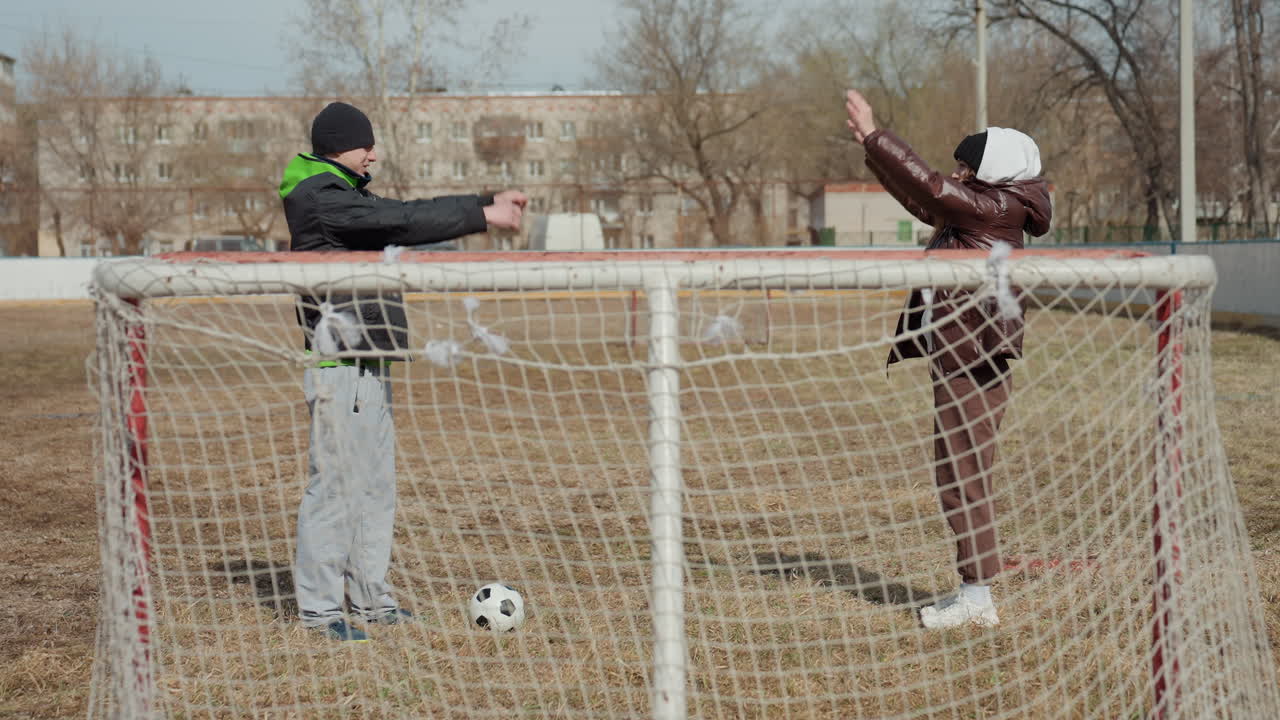 참가자들이 열정적으로 축하하고, 선수들이 경기에서 득점 후 기쁘게 축하하며, 운동선수 팀이 경기에서 성공적인 골을 넣은 후 행복과 동료애를 발산합니다.