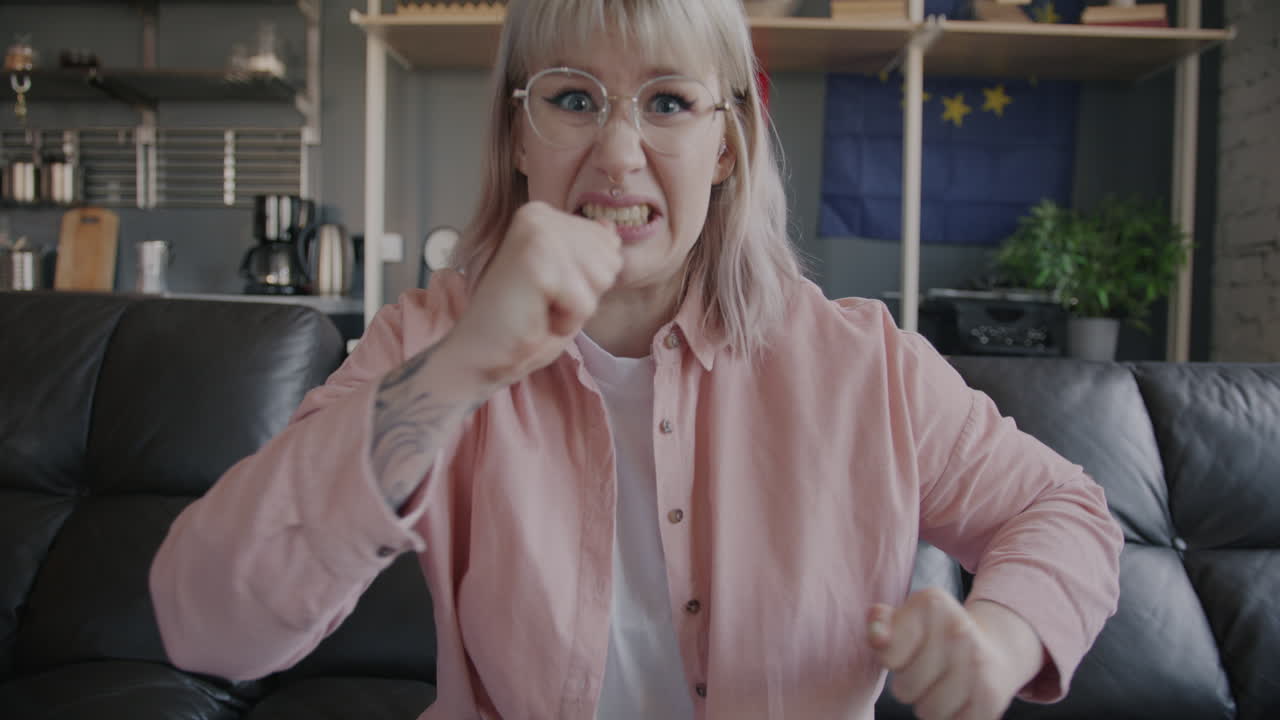 Donna che reagisce a un gioco online