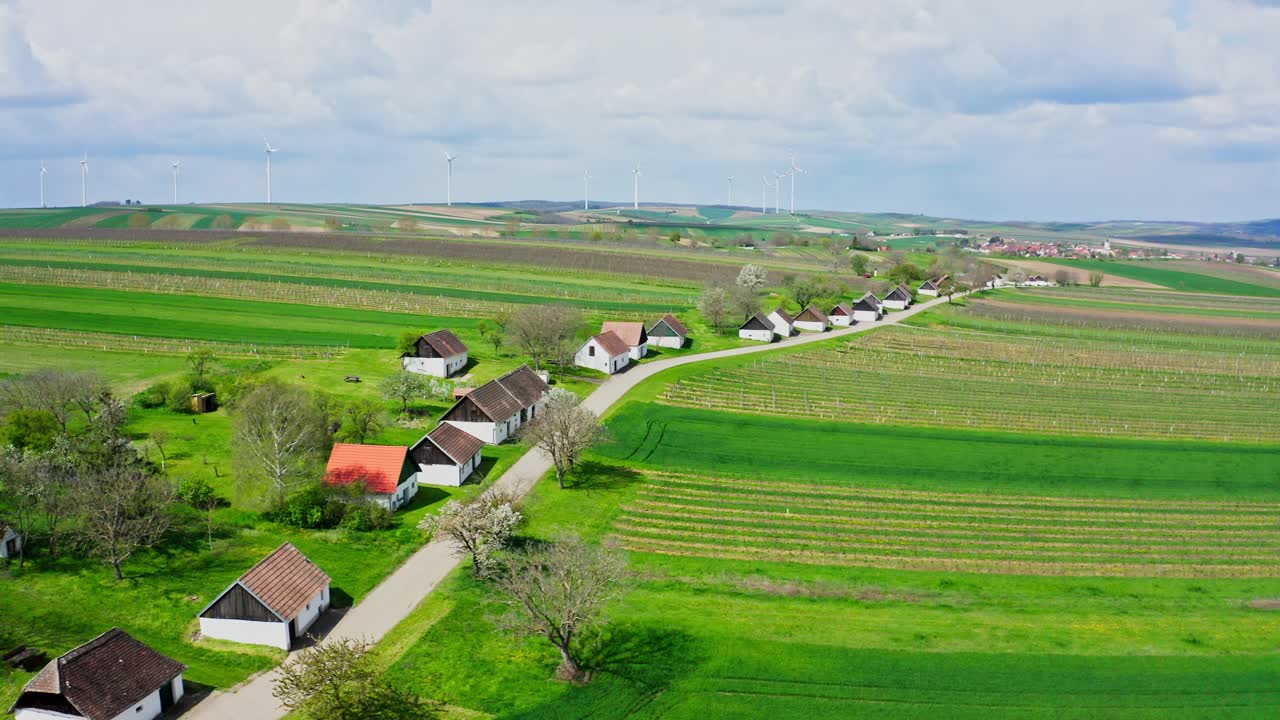 오스트리아 와인 비에르텔 에 있는 포도원 들 사이 의 도로 를 따라 있는  ⁇ 러가센 와인 셀러 클러스터