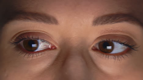 Caucasian-female-eyes-reading,-no-blinking