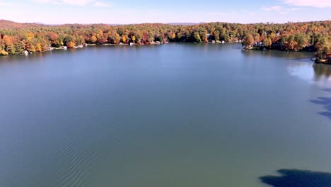 Lake-Towaway-Carolina-Del-Norte,-Carolina-Del-Norte-En-Otoño