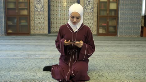 aplicación del corán de la chica hijabi