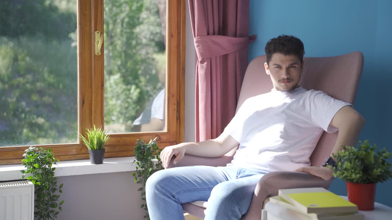 조용하고 평화로운 사람. 그 사람은 집에서 휴식을 취하고 있습니다.