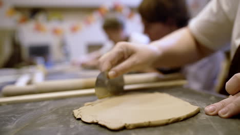taller de cerámica: moldeo de arcilla