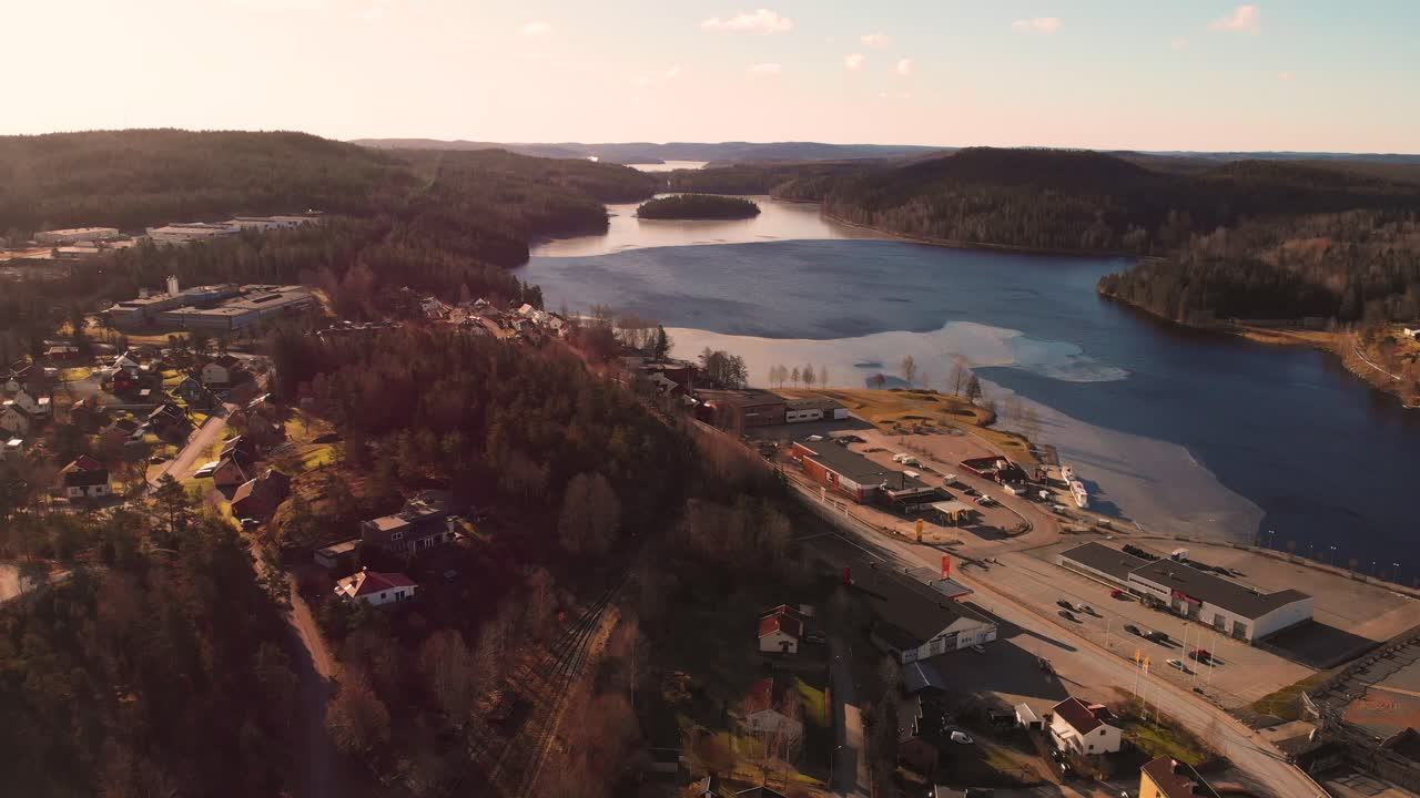 tiro idílico del hermoso lago en bengtfors, rodeado de árboles verdes del bosque durante la puesta de sol